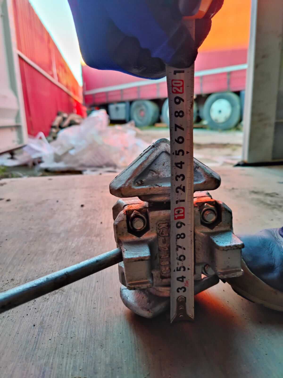 Bolturi - Container intermediate twistlock 3 alt="Bolturi de prindere"